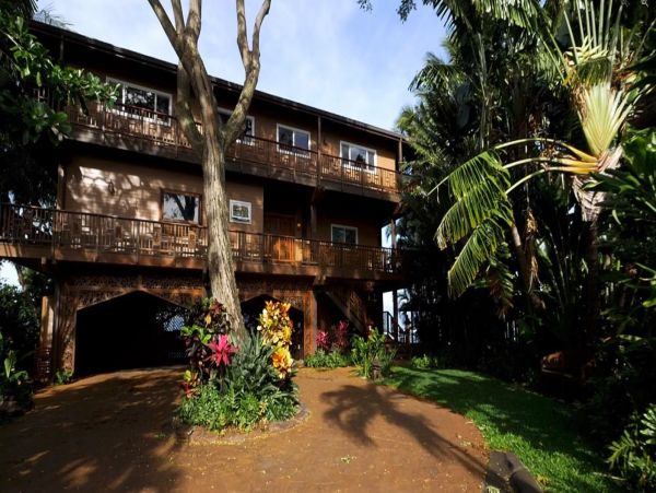 Beachfront Six Bedroom Vacation Home in Kaanapali