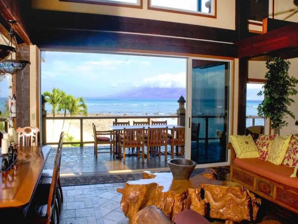 Beachfront Six Bedroom Vacation Home in Kaanapali
