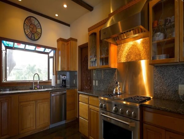 Beachfront Six Bedroom Vacation Home in Kaanapali