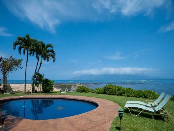 Beachfront Six Bedroom Vacation Home in Kaanapali