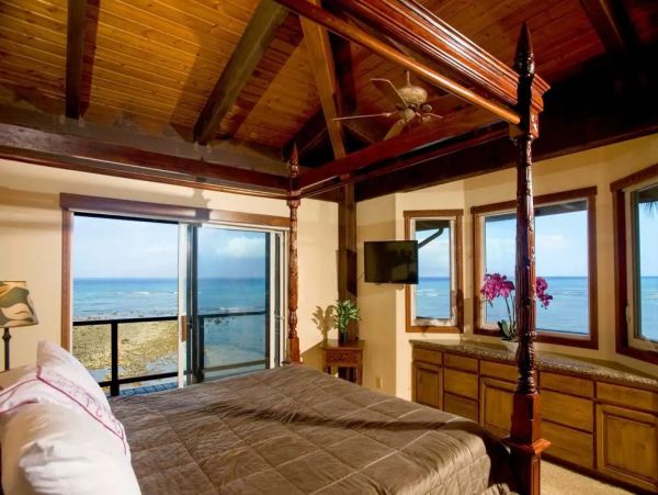 Beachfront Six Bedroom Vacation Home in Kaanapali