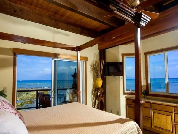 Beachfront Six Bedroom Vacation Home in Kaanapali