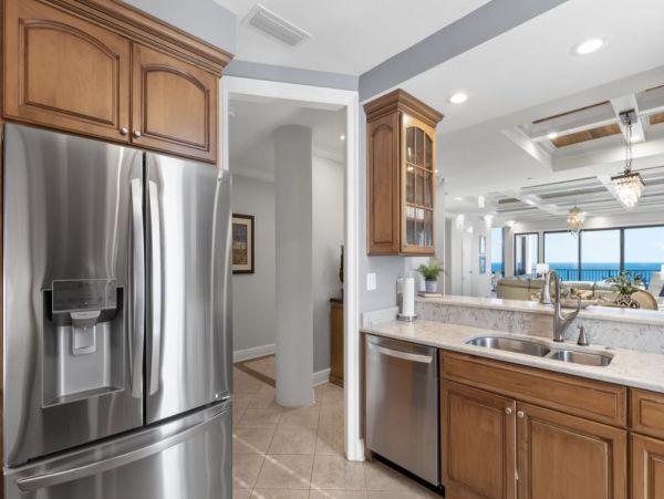Beachfront Four Bedroom Vacation Condo in Destin