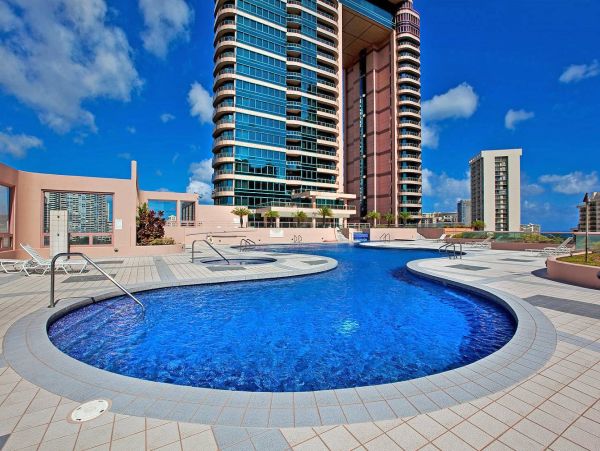 Honolulu Three Bedroom Vacation Rental with Mountain and Ocean Views