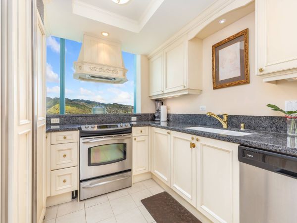 Honolulu Three Bedroom Vacation Rental with Mountain and Ocean Views