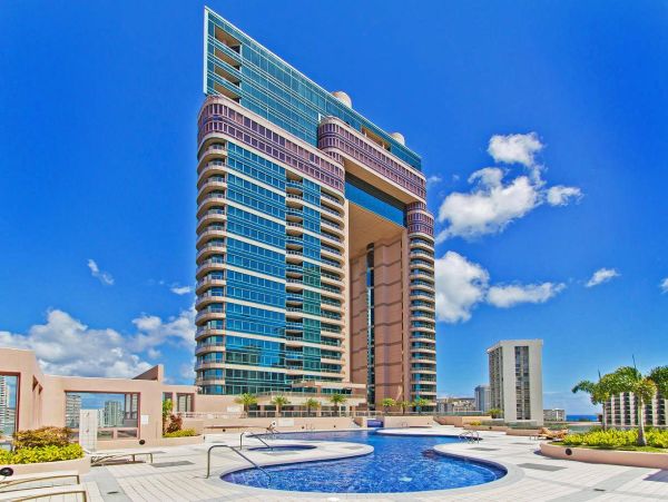 Honolulu Three Bedroom Vacation Rental with Mountain and Ocean Views
