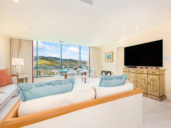 Honolulu Three Bedroom Vacation Rental with Mountain and Ocean Views