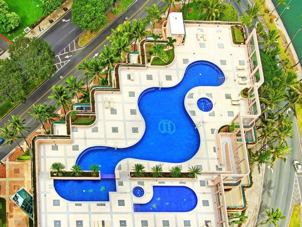 Honolulu Three Bedroom Vacation Rental with Mountain and Ocean Views