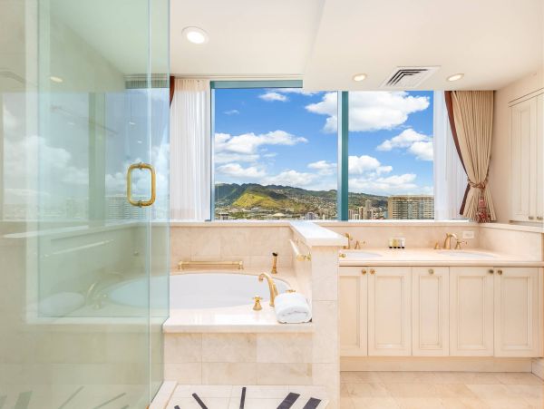 Honolulu Three Bedroom Vacation Rental with Mountain and Ocean Views