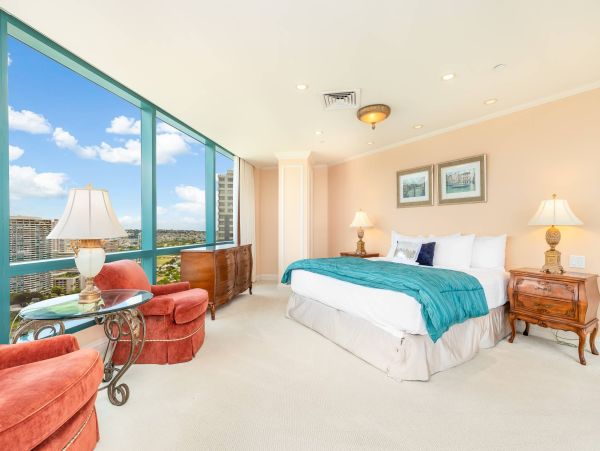 Honolulu Three Bedroom Vacation Rental with Mountain and Ocean Views
