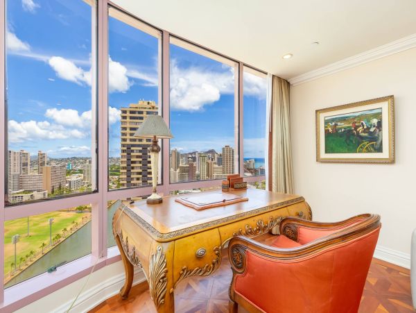 Honolulu Three Bedroom Vacation Rental with Mountain and Ocean Views