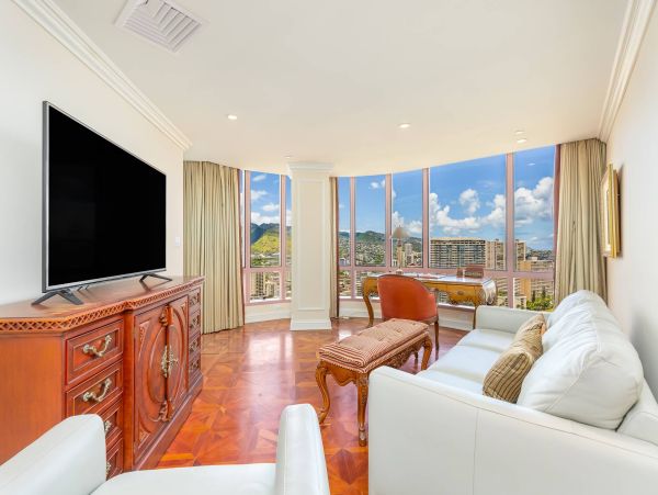 Honolulu Three Bedroom Vacation Rental with Mountain and Ocean Views