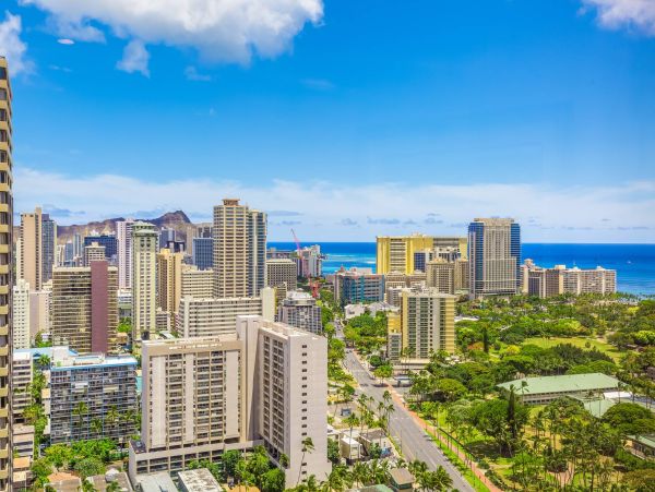 Honolulu Three Bedroom Vacation Rental with Mountain and Ocean Views