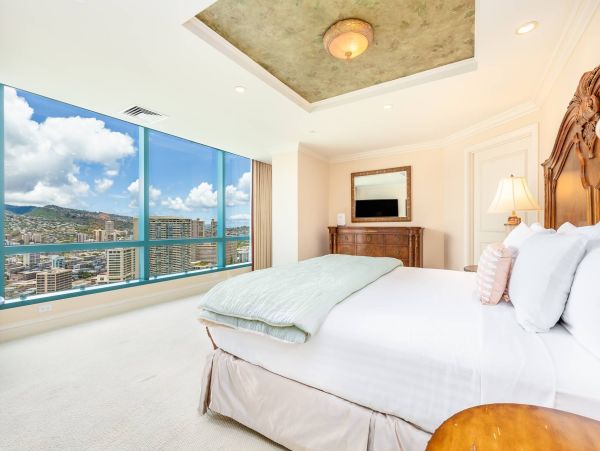 Honolulu Three Bedroom Vacation Rental with Mountain and Ocean Views