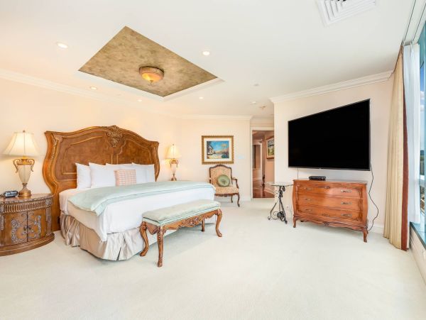 Honolulu Three Bedroom Vacation Rental with Mountain and Ocean Views