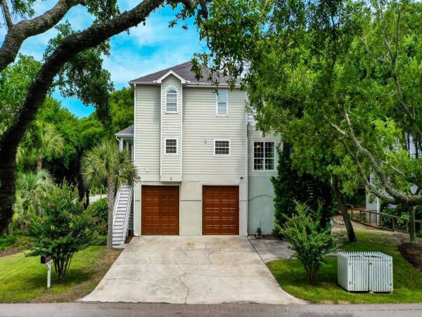 Isle of Palms Five Bedroom Vacation Home Just a Few Steps from the Beach