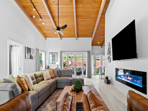 Luxurious 9-Bedroom Vacation Home with Private Pool in Hollywood, FL