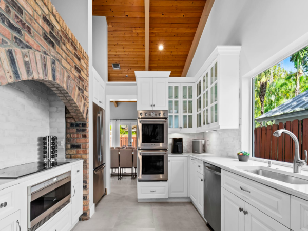 Luxurious 9-Bedroom Vacation Home with Private Pool in Hollywood, FL