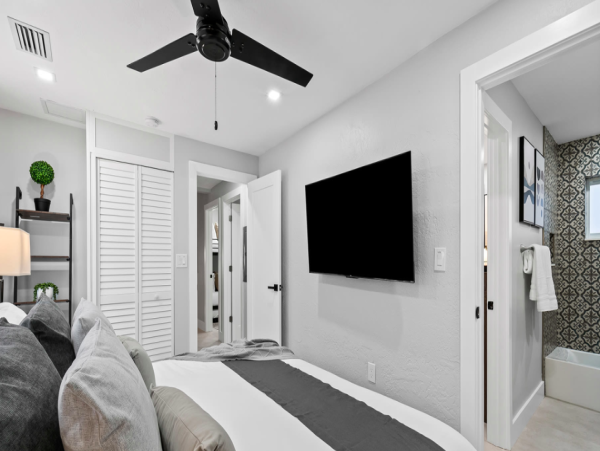 Luxurious 9-Bedroom Vacation Home with Private Pool in Hollywood, FL