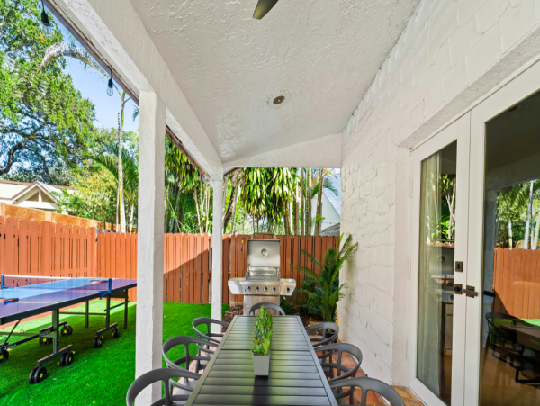 Luxurious 9-Bedroom Vacation Home with Private Pool in Hollywood, FL