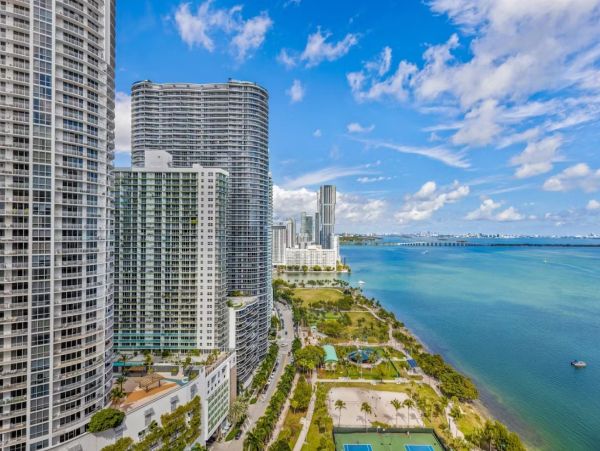 Sophisticated Two Bedroom Apartment with Panoramic Bay View in Miami