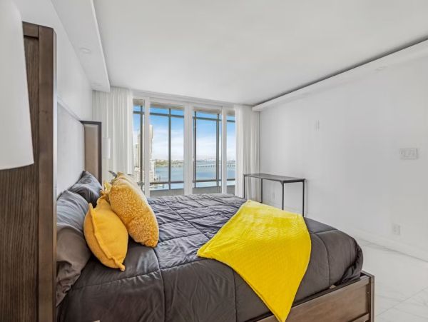 Sophisticated Two Bedroom Apartment with Panoramic Bay View in Miami