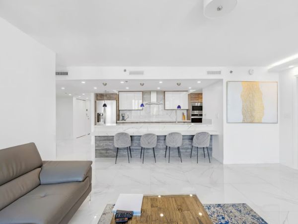 Sophisticated Two Bedroom Apartment with Panoramic Bay View in Miami