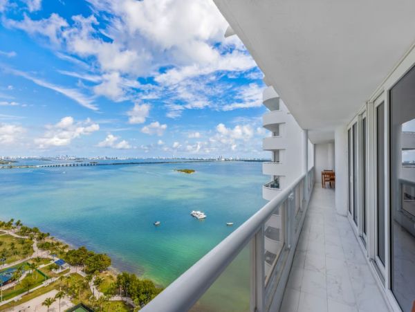 Sophisticated Two Bedroom Apartment with Panoramic Bay View in Miami