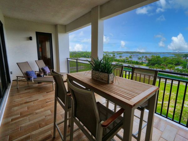 Two Bedroom Vacation Condo Walk to Beach in Naples