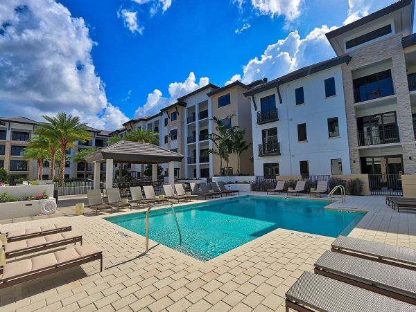 Two Bedroom Vacation Condo Walk to Beach in Naples