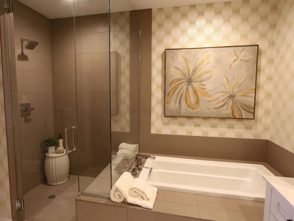 Two Bedroom Vacation Condo Walk to Beach in Naples