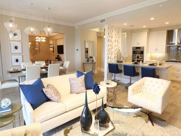 Two Bedroom Vacation Condo Walk to Beach in Naples