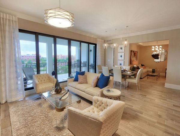 Two Bedroom Vacation Condo Walk to Beach in Naples