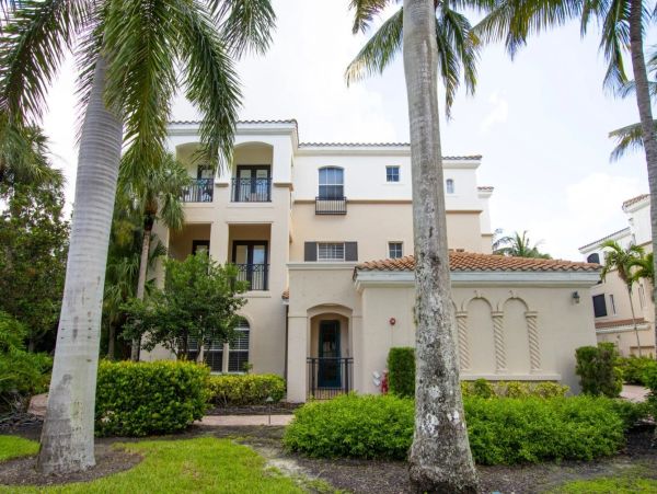 Naples Elegant Three Bedroom Rental Condo
