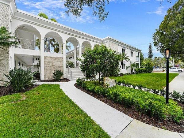Modern Two Bedroom Vacation Condo in Naples