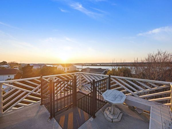 Walk to Beach Five Bedroom Rental Home in Isle of Palms