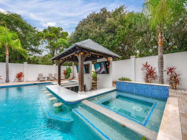 Eight Bedroom Luxury Vacation Pool Home in Destin
