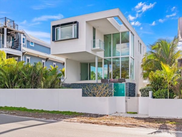 North Anna Maria Three Bedroom Luxurious Geatway Bay Beachfront