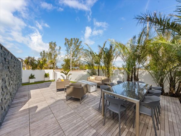 North Anna Maria Three Bedroom Luxurious Geatway Bay Beachfront