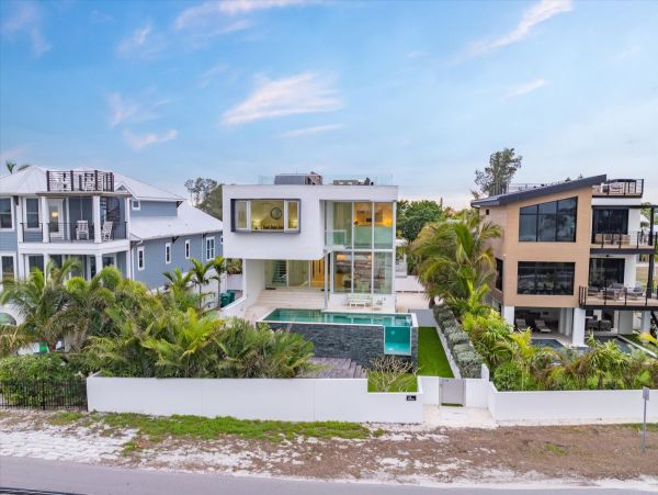 North Anna Maria Three Bedroom Luxurious Geatway Bay Beachfront