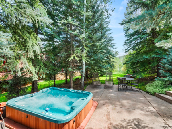 Luxurious Ski-In/Ski-Out Snowmass Chalet with Stunning Mountain Views