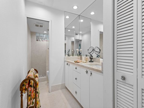Longboat Key Elegant Waterfront Retreat with Private Dock & Pool