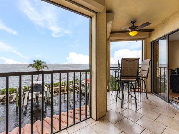 Cape Coral Beautifully Appointed 2-Bedroom Condo