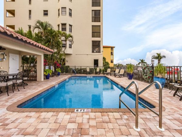 Cape Coral Beautifully Appointed 2-Bedroom Condo