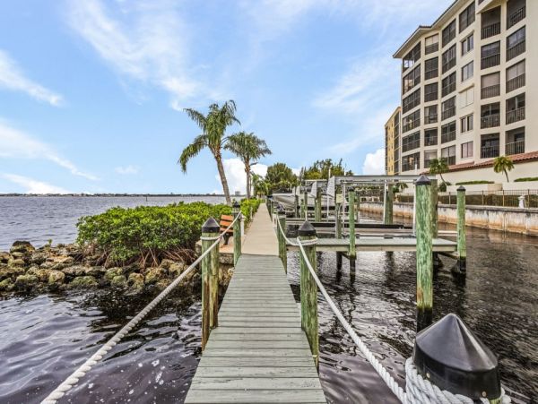 Cape Coral Beautifully Appointed 2-Bedroom Condo
