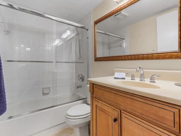 Cape Coral Beautifully Appointed 2-Bedroom Condo