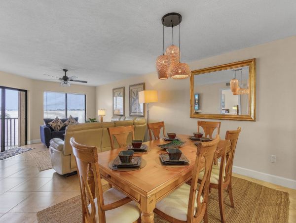Cape Coral Beautifully Appointed 2-Bedroom Condo