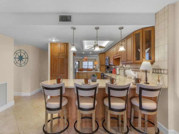 Cape Coral Beautifully Appointed 2-Bedroom Condo