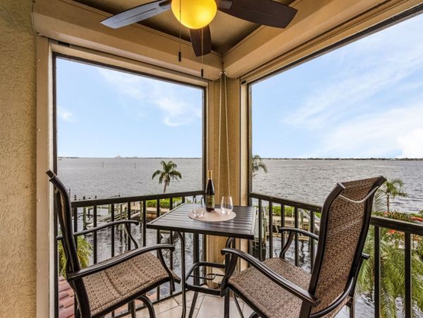 Cape Coral Beautifully Appointed 2-Bedroom Condo