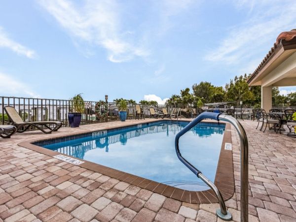 Cape Coral Beautifully Appointed 2-Bedroom Condo